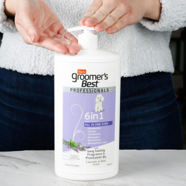 Hartz groomer's best professionals 6 in 1 dog shampoo. Hand using pump bottle, 32oz.