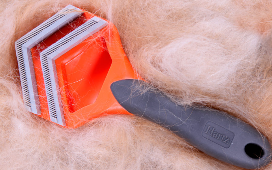 Fur fetcher de-shedding tool for dogs removes loose fur on dogs