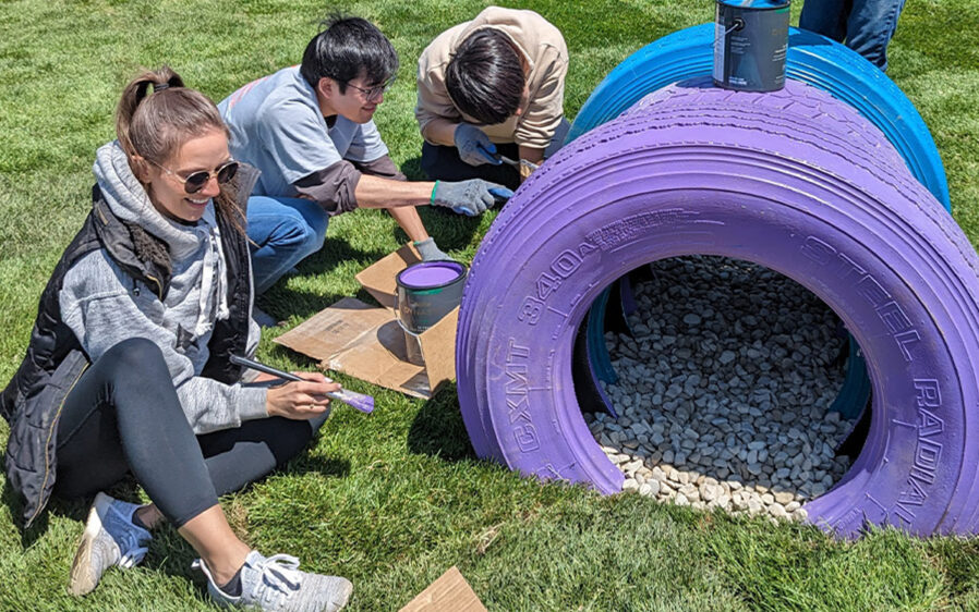 Hartz volunteers working with Rescue Rebuild® at a Hartz Loving paws sponsored event.